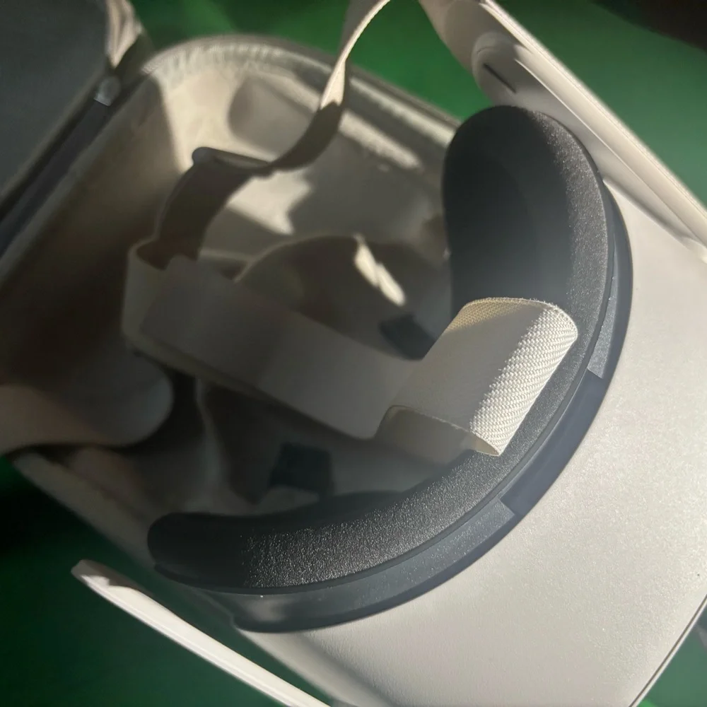 VR Headset/ MetaQuest 2 128GB with CASE